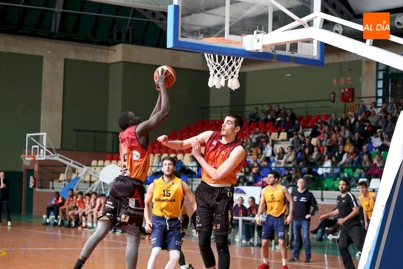 Foto 3 - Trabajada victoria del Aquimisa Basket frente al Baloncesto Oviedo (75-68)