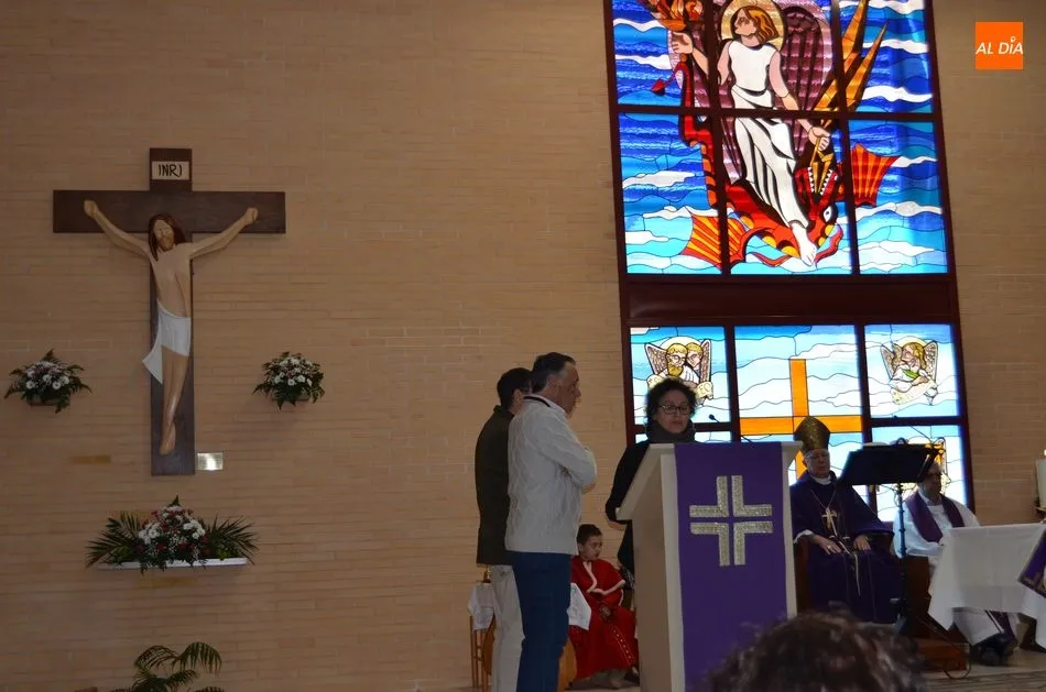 Foto 4 - El Obispo em&eacute;rito de Albacete bendice la talla del Crucificado de Juli&aacute;n Mateos y M&ordf; Jes&uacute;s...