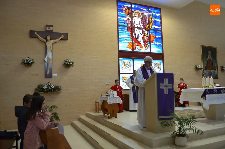 Foto 3 - El Obispo em&eacute;rito de Albacete bendice la talla del Crucificado de Juli&aacute;n Mateos y M&ordf; Jes&uacute;s...