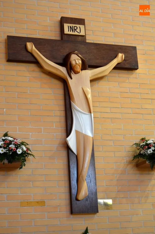 Foto 6 - El Obispo em&eacute;rito de Albacete bendice la talla del Crucificado de Juli&aacute;n Mateos y M&ordf; Jes&uacute;s...