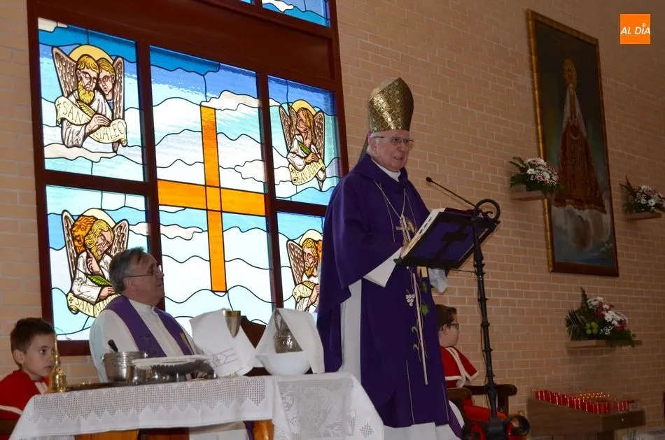 Foto 2 - El Obispo em&eacute;rito de Albacete bendice la talla del Crucificado de Juli&aacute;n Mateos y M&ordf; Jes&uacute;s...
