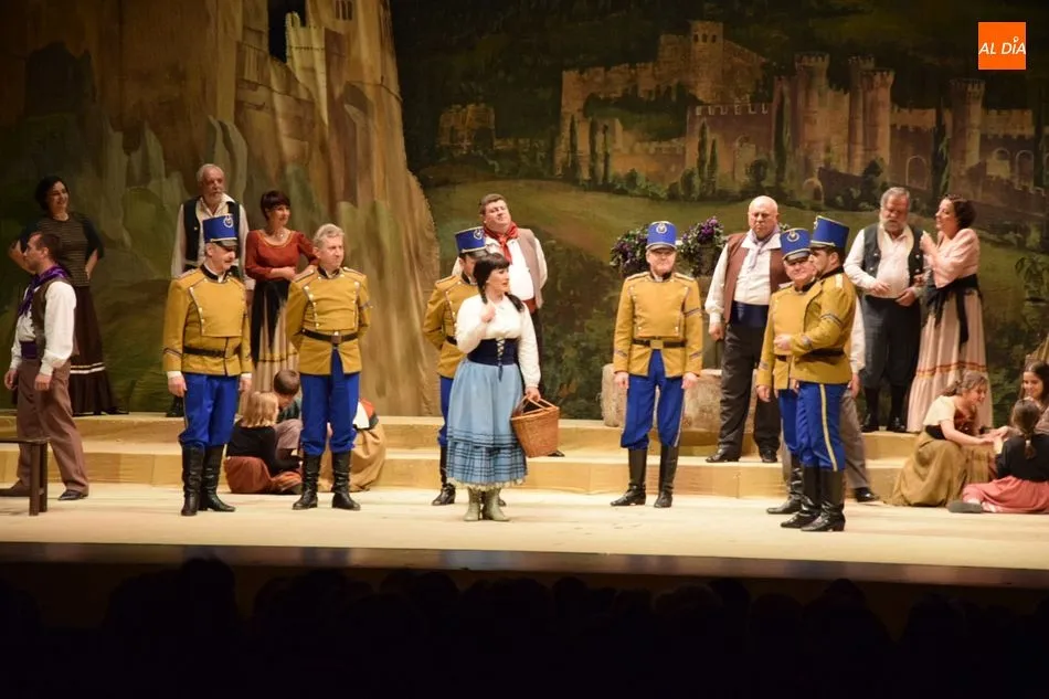 El escenario se llenó de los personajes de la popular ópera