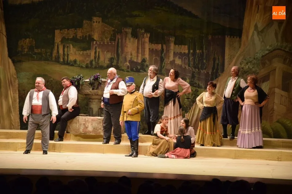 Foto 10 - El p&uacute;blico salmantino se sumerge en la pasi&oacute;n de Carmen