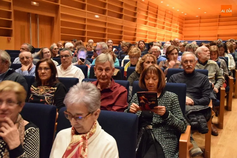 Foto 9 - El p&uacute;blico salmantino se sumerge en la pasi&oacute;n de Carmen