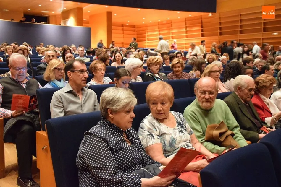 Foto 8 - El p&uacute;blico salmantino se sumerge en la pasi&oacute;n de Carmen