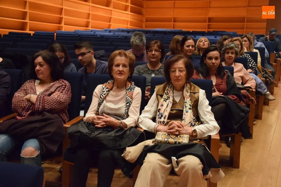Foto 6 - El p&uacute;blico salmantino se sumerge en la pasi&oacute;n de Carmen