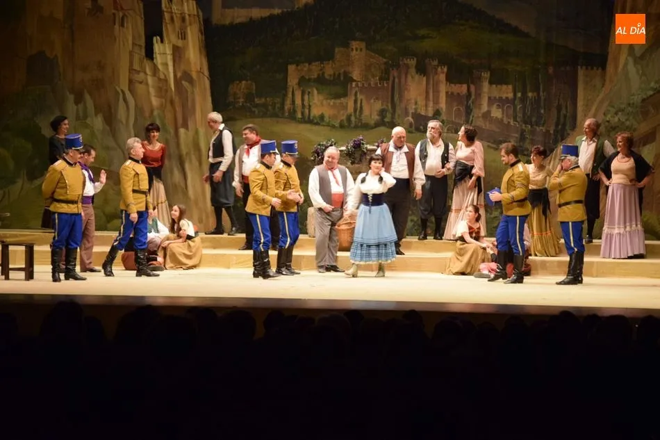 Foto 2 - El p&uacute;blico salmantino se sumerge en la pasi&oacute;n de Carmen