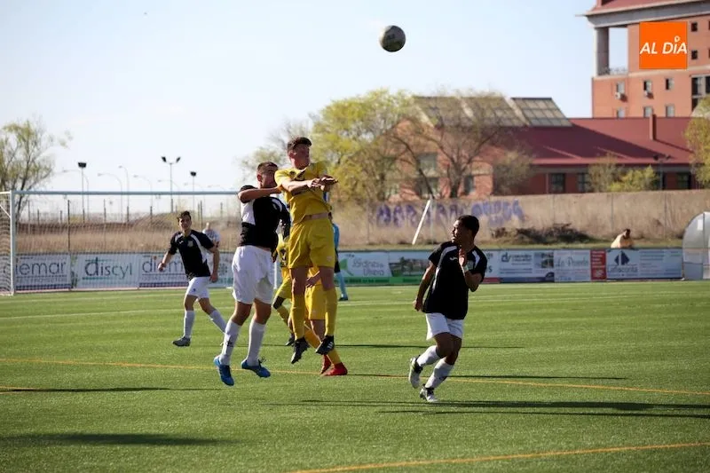 Acción del partido entre el Monterrey y el Helmántico / Víctor Sánchez