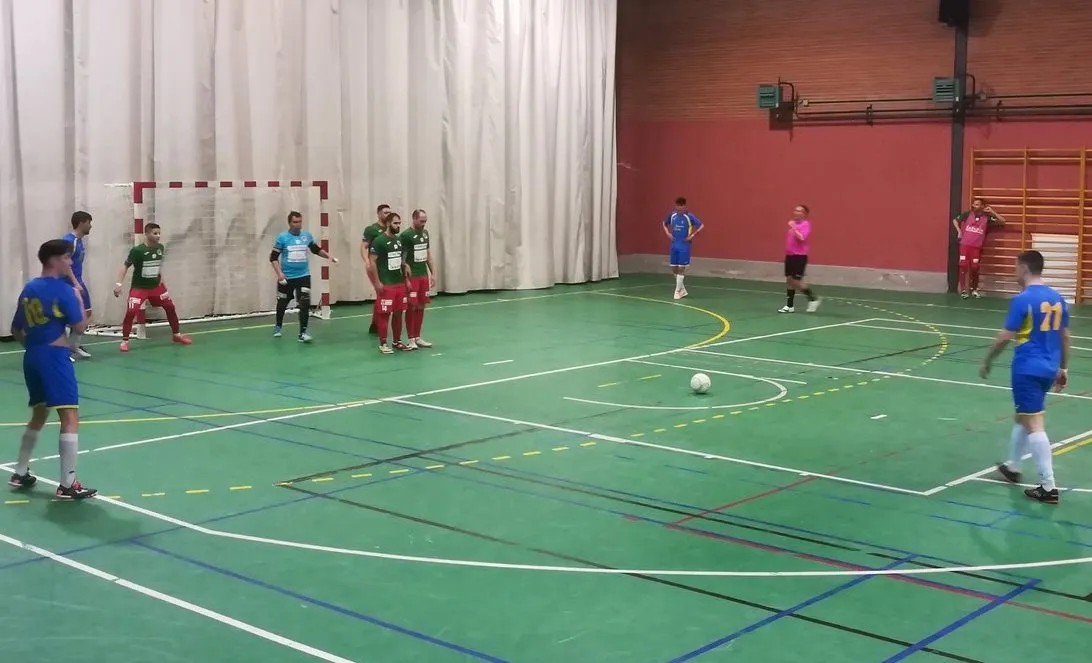Foto 5 - El III Senior firma tablas en casa del l&iacute;der tras parar Jorge un doble penalty a 1&rsquo;39&rdquo; para el ...