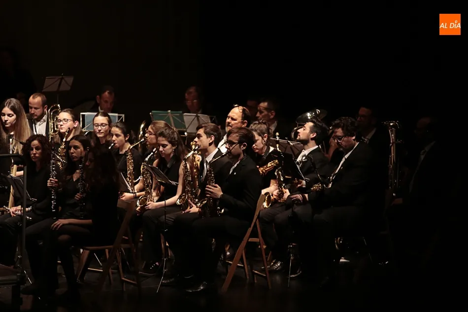Foto 9 - La Banda de Alba Tormes sopla las cien velas de la m&uacute;sica procesional