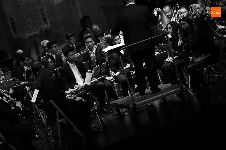 Foto 7 - La Banda de Alba Tormes sopla las cien velas de la m&uacute;sica procesional