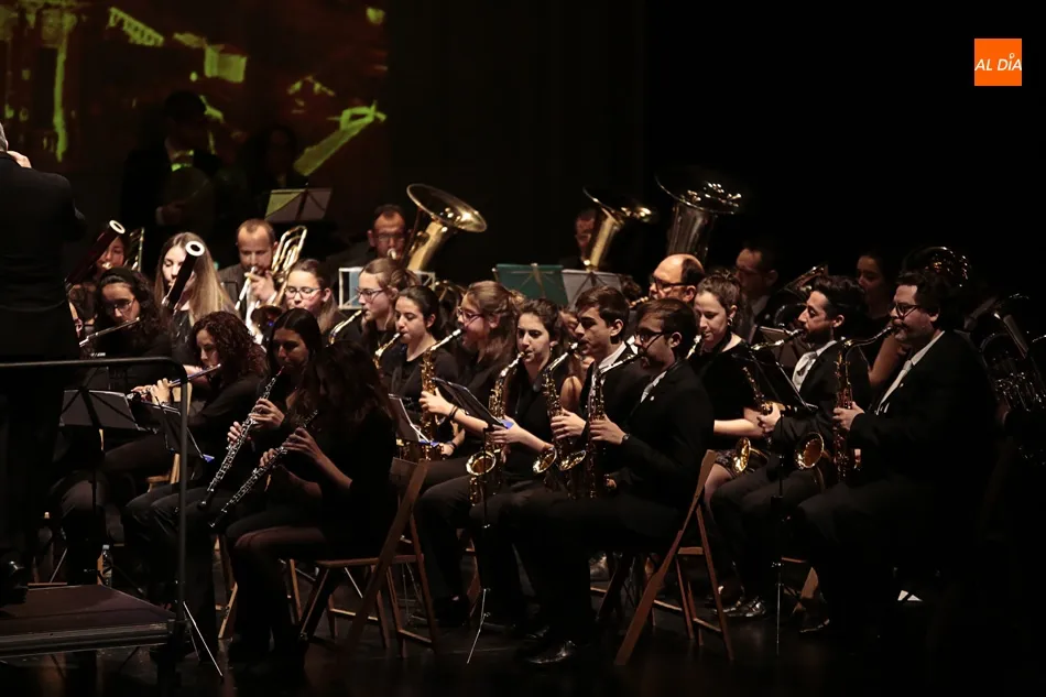 Foto 6 - La Banda de Alba Tormes sopla las cien velas de la m&uacute;sica procesional