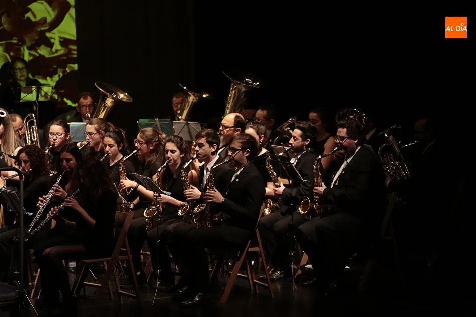 Foto 5 - La Banda de Alba Tormes sopla las cien velas de la m&uacute;sica procesional