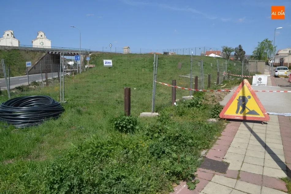Foto 5 - Comienzan los trabajos de construcci&oacute;n del paso para peatones bajo la v&iacute;a del tren  