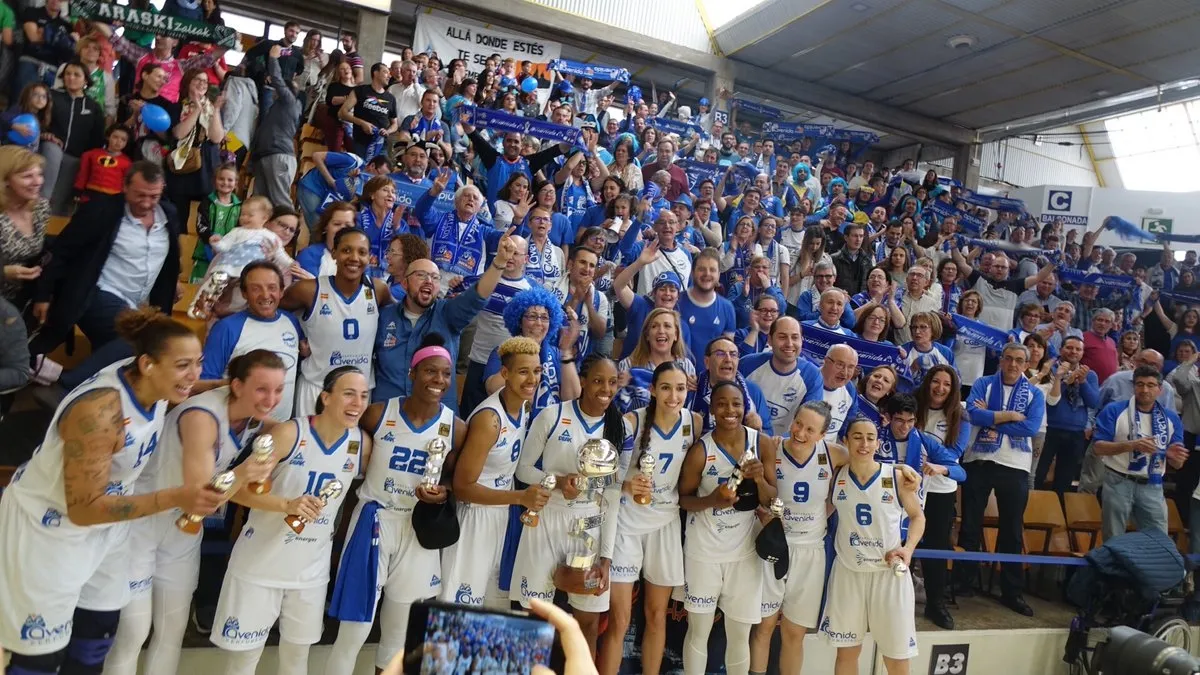 El Perfumerías Avenida celebra el título de Copa / @CBAvenida