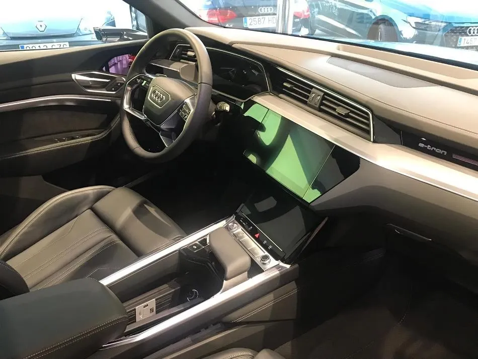 Foto 2 - Llega a Salamanca el primer Audi 100% el&eacute;ctrico