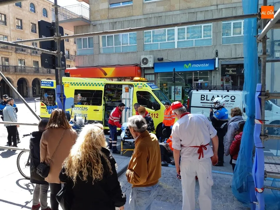 Foto 2 - Revuelo en Correhuela tras desplomarse una mujer en mitad de la calle