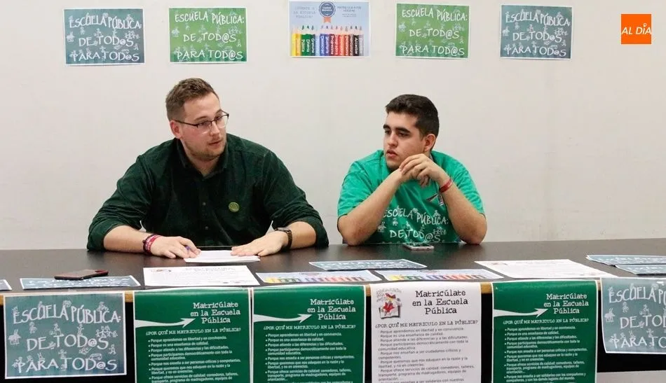 José Luis Domínguez y Rubén Guillén Castaña, representantes del movimiento por la escuela pública, laica y gratuita de Salamanca. Foto de Elena López