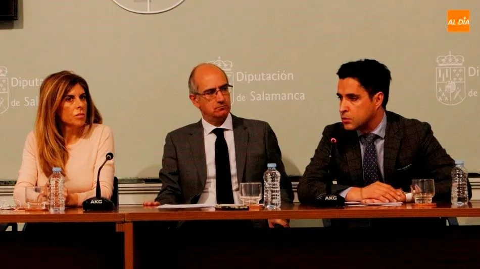 El presidente de la Diputación, Javier Iglesias, junto a la vicepresidenta, Chabela de la Torre, y el CEO de Startup Olé, Emilio Corchado. Foto de Elena López