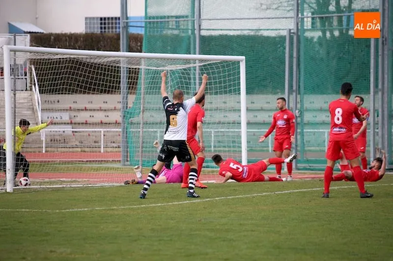 Adrián Llano celebra un gol