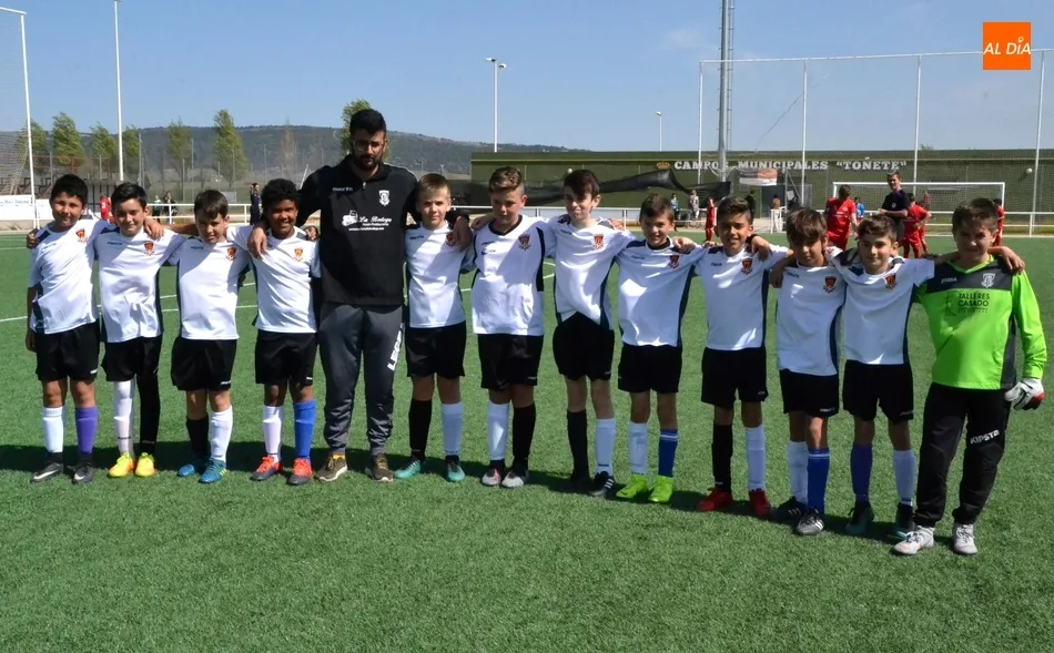 E3D | 25M | El Alevín Blanco conmemora el Día del Síndrome de Down con medias de diferentes...