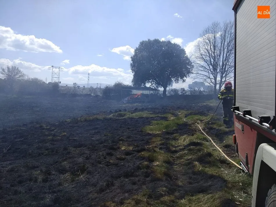 Foto 2 - Una quema de maleza sin permiso requiere la presencia de los bomberos en Fuenterroble de Salvatierra