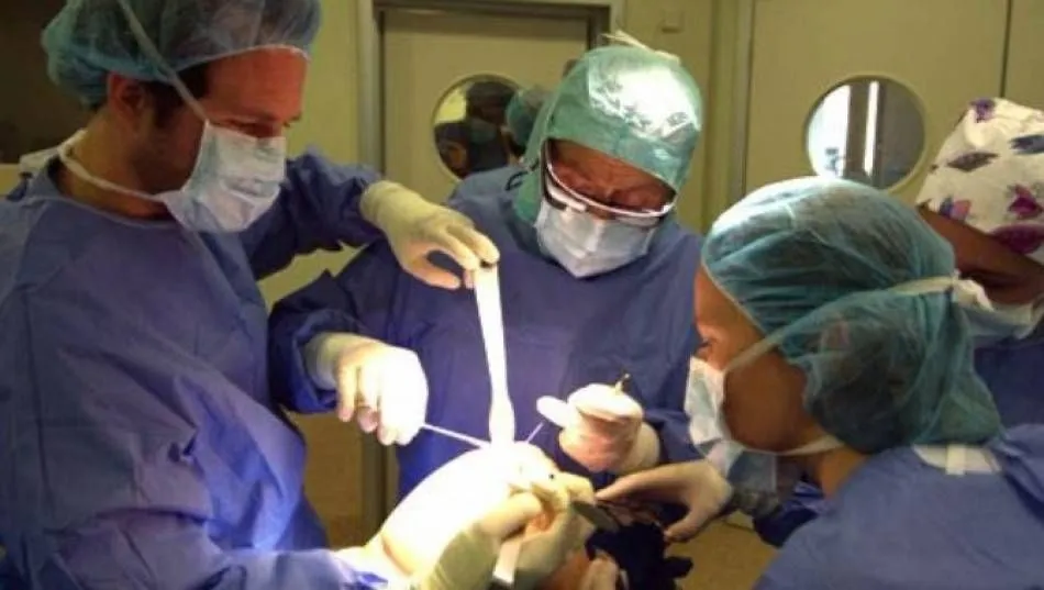 Intervenciones de cataratas y hernias, derivadas a la sanidad privada