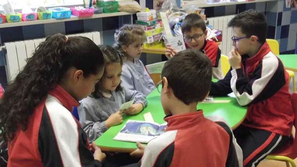 Los alumnos de Primaria han apadrinado y leído cuentos a los niños de Infantil