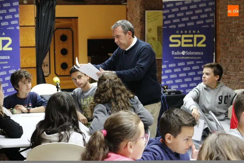 Foto 3 - Escolares del colegio San Mateo descubren el mundo de la radio en el Museo del Comercio