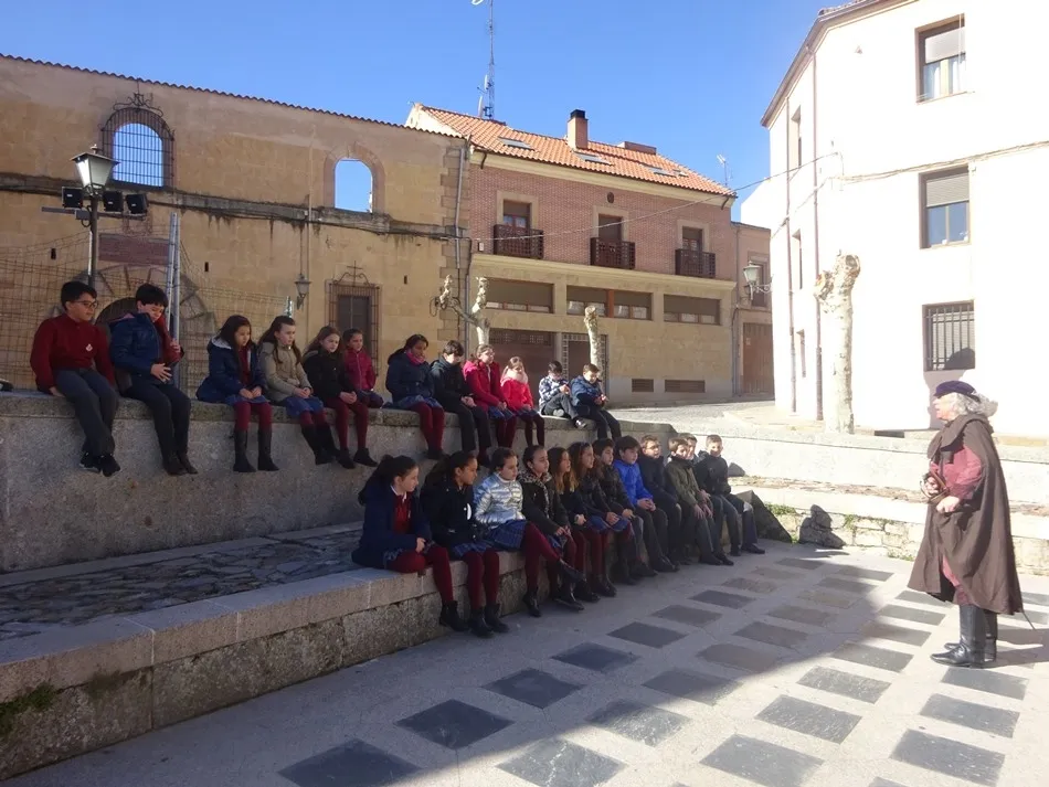 Foto 7 - Divertida lecci&oacute;n de leyendas en la Cueva de Salamanca para el colegio San Juan Bosco