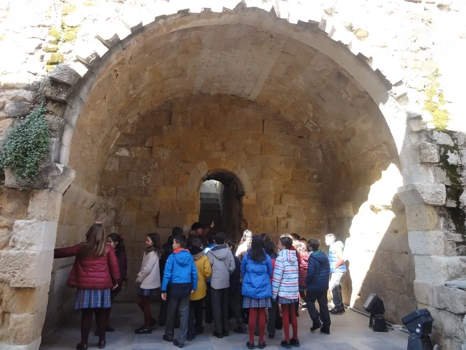 Foto 3 - Divertida lecci&oacute;n de leyendas en la Cueva de Salamanca para el colegio San Juan Bosco