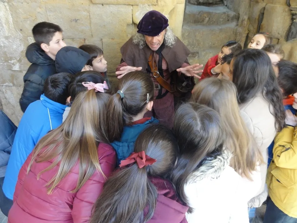 Foto 2 - Divertida lecci&oacute;n de leyendas en la Cueva de Salamanca para el colegio San Juan Bosco