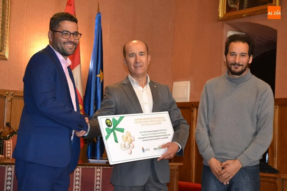 Entregados 500€ a Cruz Roja gracias al masivo reciclaje de vidrio en Carnaval  