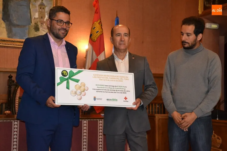 Foto 2 - Entregados 500&euro; a Cruz Roja gracias al masivo reciclaje de vidrio en Carnaval  