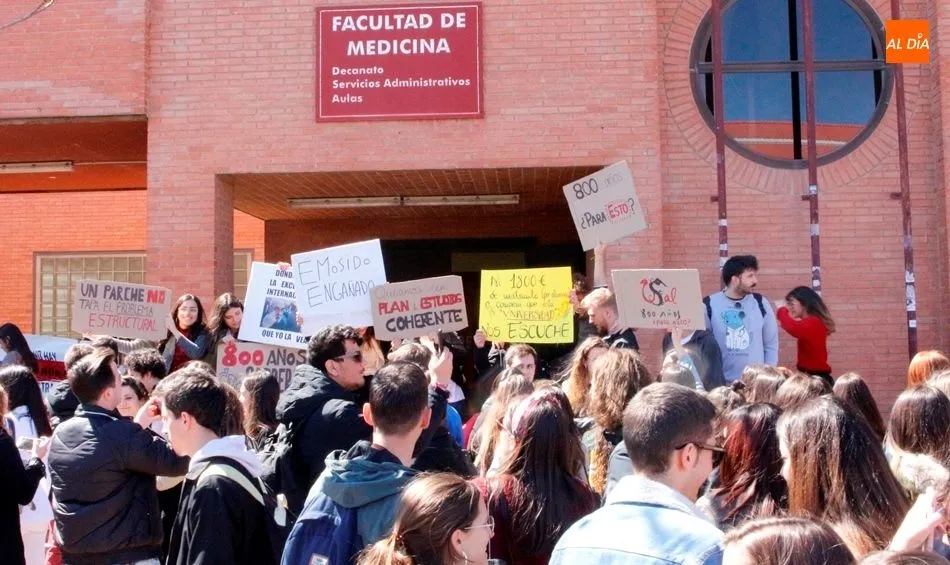 Manifestación de estudiantes ante la Facultad de Medicina. Foto de Elena López