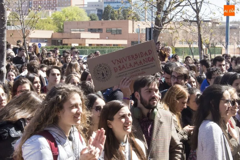 Foto 10 - Estudiantes de Medicina y Odontolog&iacute;a protestan por la reducci&oacute;n de cr&eacute;ditos
