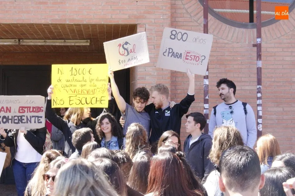 Foto 9 - Estudiantes de Medicina y Odontolog&iacute;a protestan por la reducci&oacute;n de cr&eacute;ditos