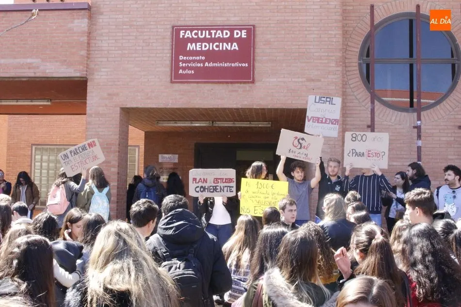 Foto 8 - Estudiantes de Medicina y Odontolog&iacute;a protestan por la reducci&oacute;n de cr&eacute;ditos