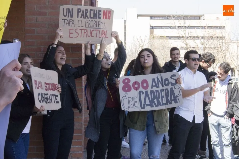 Foto 7 - Estudiantes de Medicina y Odontolog&iacute;a protestan por la reducci&oacute;n de cr&eacute;ditos
