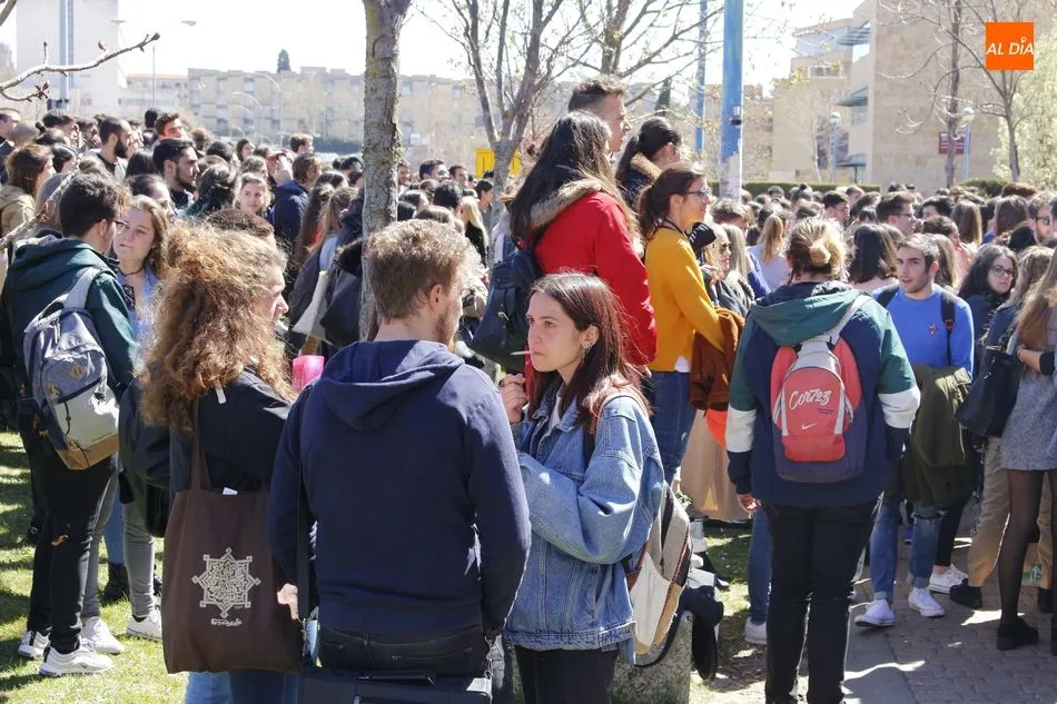 Foto 6 - Estudiantes de Medicina y Odontolog&iacute;a protestan por la reducci&oacute;n de cr&eacute;ditos