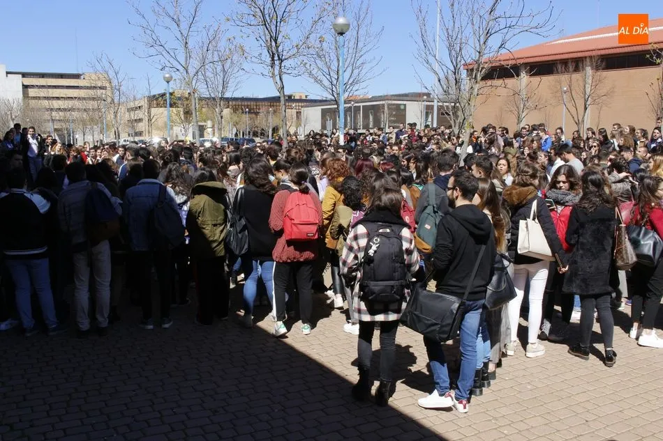 Foto 5 - Estudiantes de Medicina y Odontolog&iacute;a protestan por la reducci&oacute;n de cr&eacute;ditos