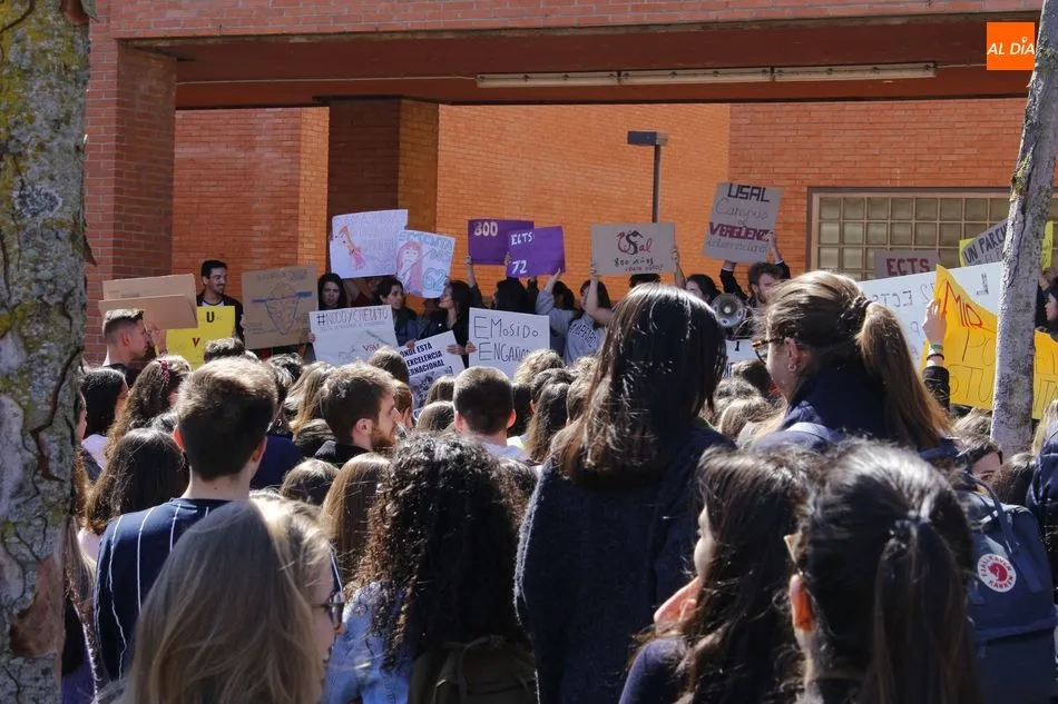 Foto 3 - Estudiantes de Medicina y Odontolog&iacute;a protestan por la reducci&oacute;n de cr&eacute;ditos