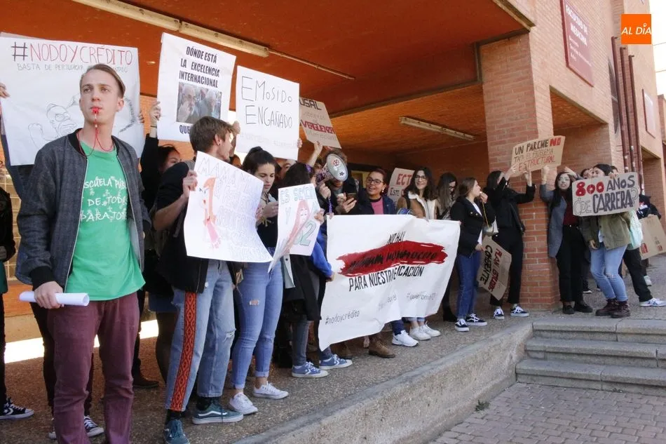Foto 2 - Estudiantes de Medicina y Odontolog&iacute;a protestan por la reducci&oacute;n de cr&eacute;ditos