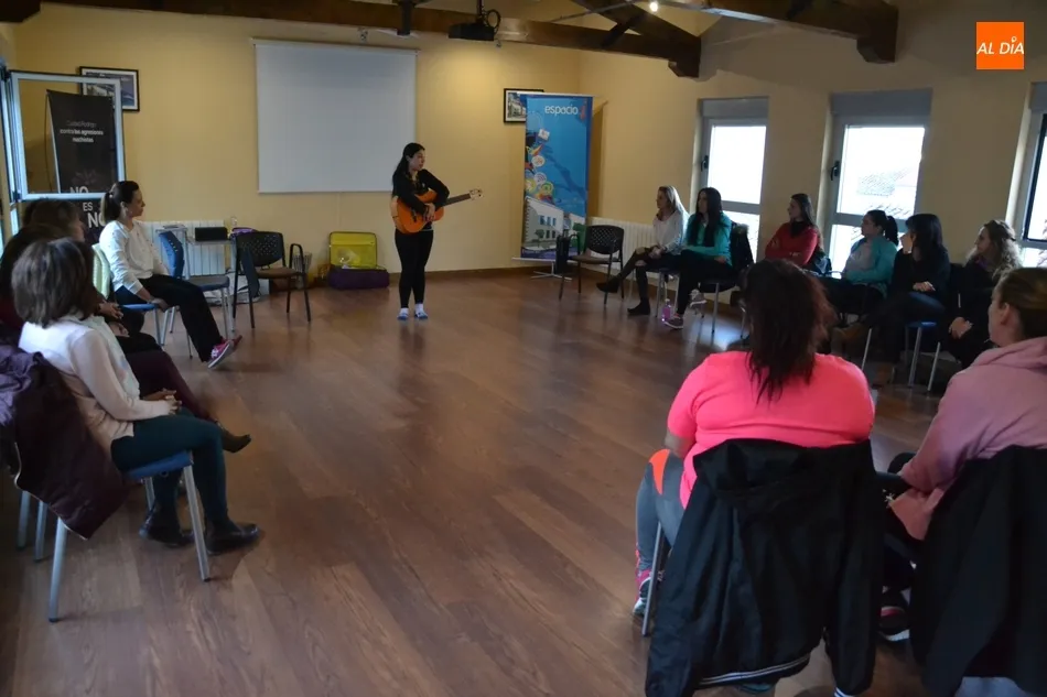 Foto 2 - A tope las dos sesiones del taller de musicoterapia para mujeres  