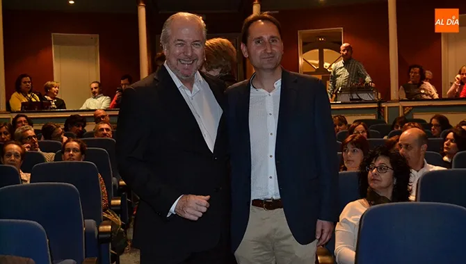 Richard Vaughan ofrecía una conferencia en el Teatro Calderón y dentro del proyecto Estado Universal