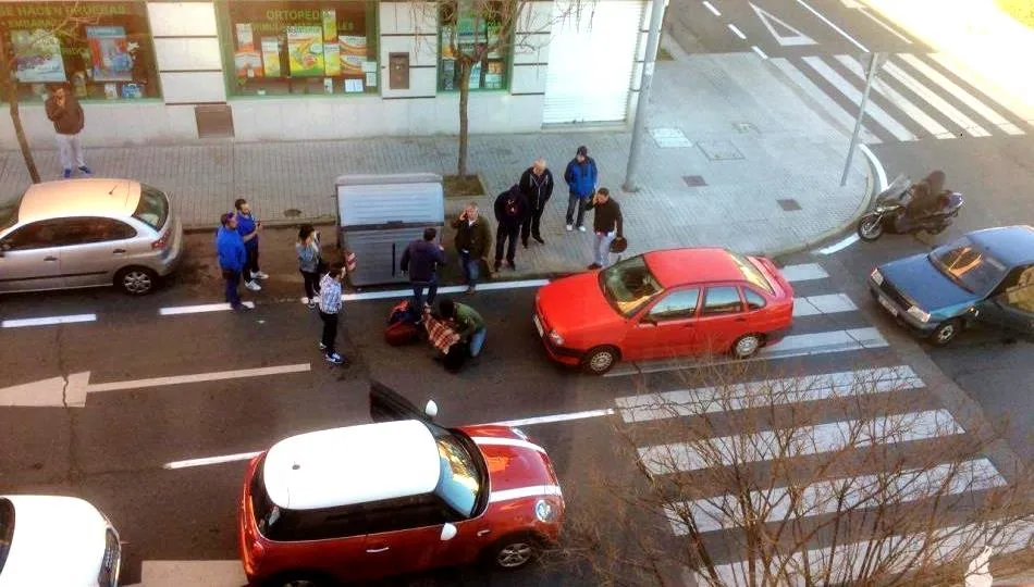 Foto 3 - Un turismo atropella a una mujer en un paso de peatones de la calle Francisco Montejo