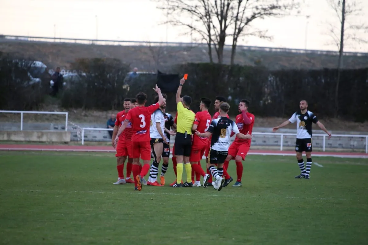 El colegiado expulsa a Javi Navas en el encuentro ante el Fuenlabrada