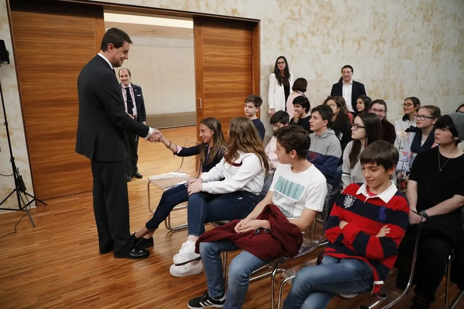 Foto 4 - Lecci&oacute;n de pol&iacute;tica para alumnos del IES Vaguada de la Palma en las Cortes regionales&nbsp;