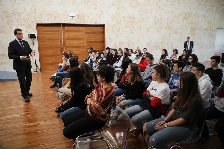 Foto 3 - Lecci&oacute;n de pol&iacute;tica para alumnos del IES Vaguada de la Palma en las Cortes regionales&nbsp;