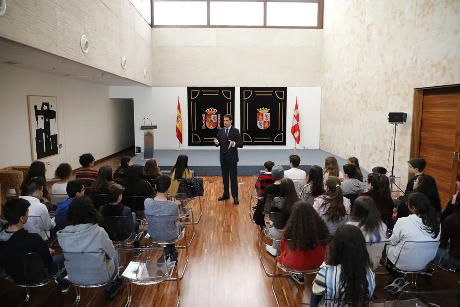 Foto 2 - Lecci&oacute;n de pol&iacute;tica para alumnos del IES Vaguada de la Palma en las Cortes regionales&nbsp;